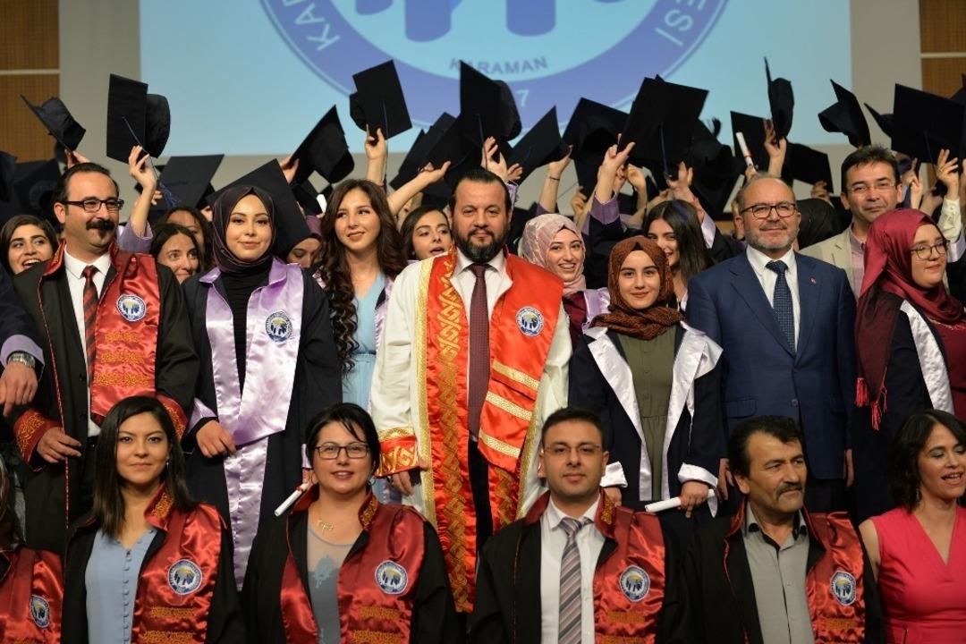 KM&Uuml; Sağlık Hizmetleri MYO&rsquo;da mezuniyet sevinci