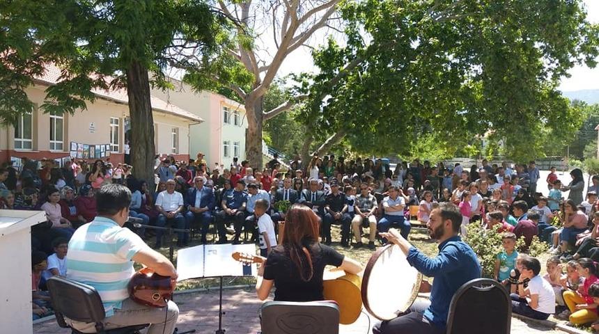 Gelendost&rsquo;ta ilk ve ortaokullulardan bahar şenliği