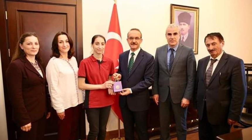 T&uuml;rkiye birincisi &ouml;ğrenciye validen altın