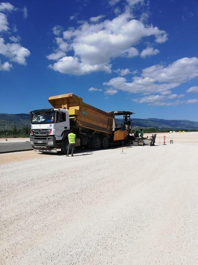 Yeni Tokat Havalimanı pistinde beton çalışması başladı