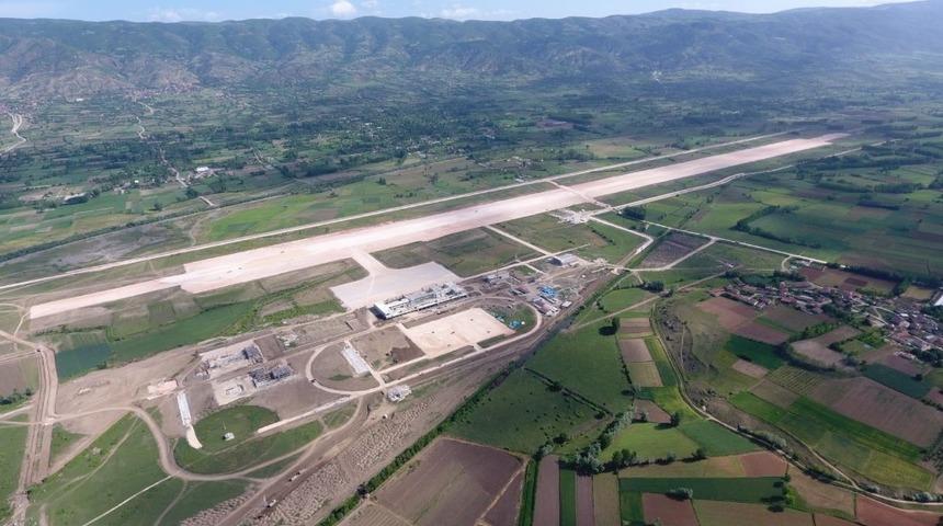 Yeni Tokat Havalimanı pistinde beton çalışması başladı