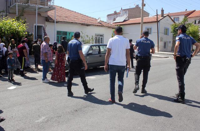 Kuzeninin otomobiline av tüfeğiyle ateş açtı