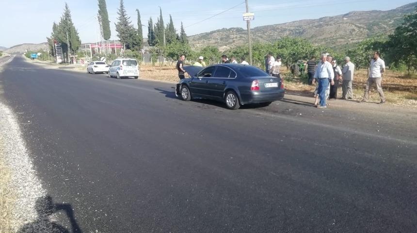 Otomobil ile trakt&ouml;r &ccedil;arpıştı