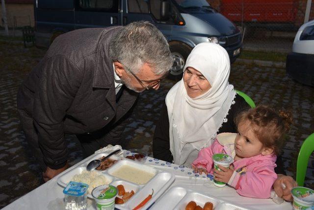 İnönü Belediyesi gönül sofrasını Dereyalak’ta açtı