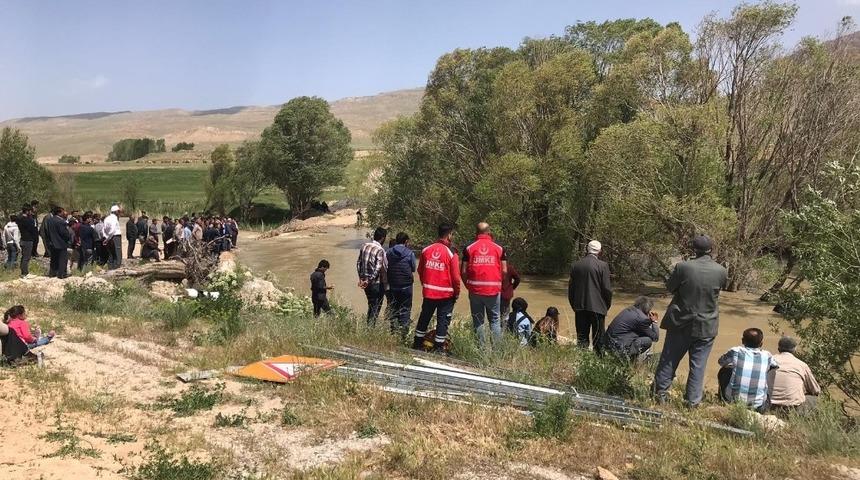 Derede kaybolan gencin arama &ccedil;alışmaları devam ediyor