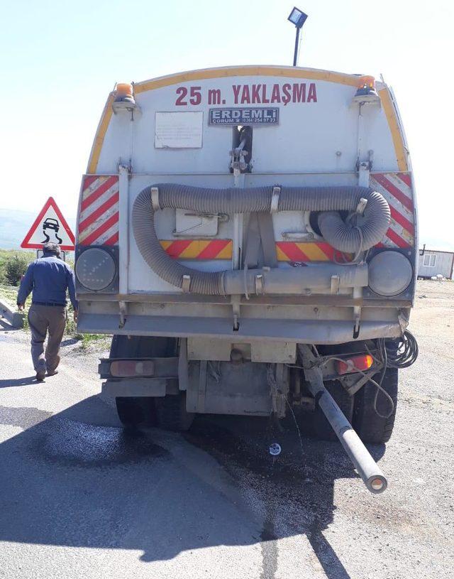 Otomobil temizlik kamyonuna çarptı, Gürcistan uyruklu 2 kişi yaralandı