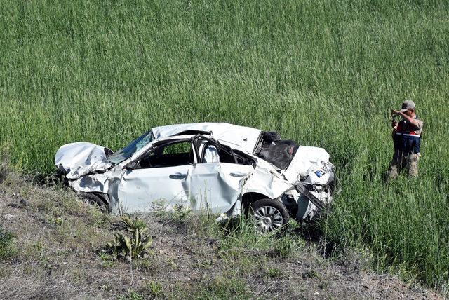 Hurdaya dönen otomobilden hafif sıyrıklarla kurtuldular