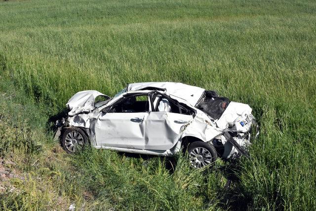 Hurdaya dönen otomobilden hafif sıyrıklarla kurtuldular