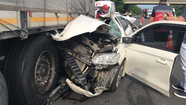 Otomobil, çarptığı TIR'ın dorsesiyle sürüklendi; 4 kişi yaralı