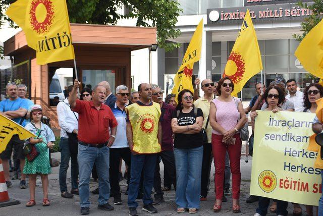 Eğitim Sen'den İzmir Milli Eğitim Müdürlüğü önünde eylem