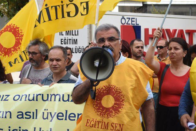 Eğitim Sen'den İzmir Milli Eğitim Müdürlüğü önünde eylem