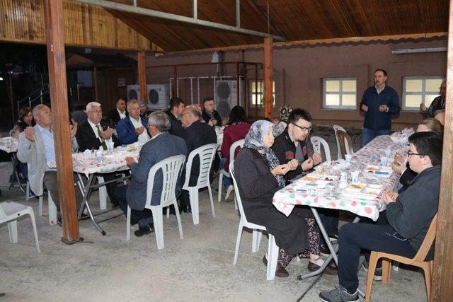 Sevgi sofralarının sonuncusu Marmaracık Mahallesi’nde kuruldu