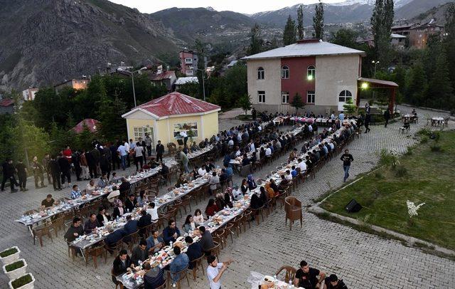 Vali Akbıyık, Hakkari İl Özel İdare çalışanları ile iftarda buluştu