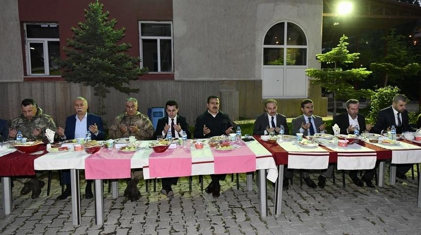 Vali Akbıyık, Hakkari İl &Ouml;zel İdare &ccedil;alışanları ile iftarda buluştu