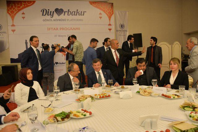Davutoğlu: Türk'lerin ve Kürt'lerin meseleleri ortaktır