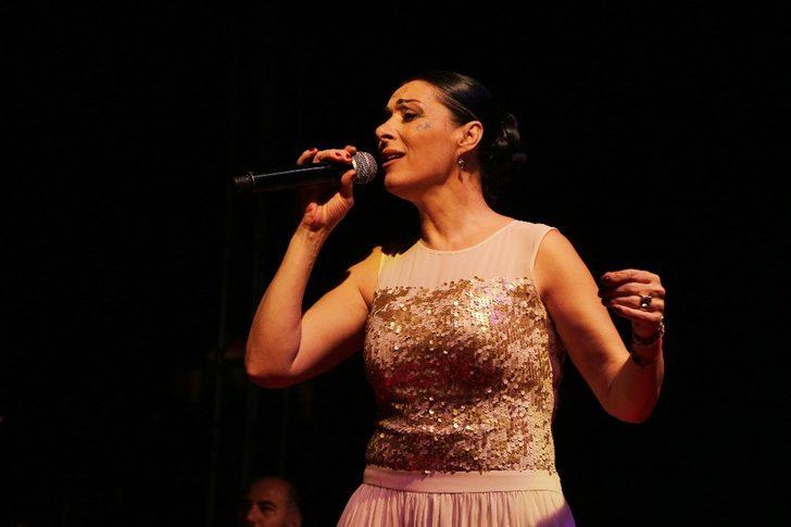 Gülay, Kuşadalı hayranlarıyla buluştu G1