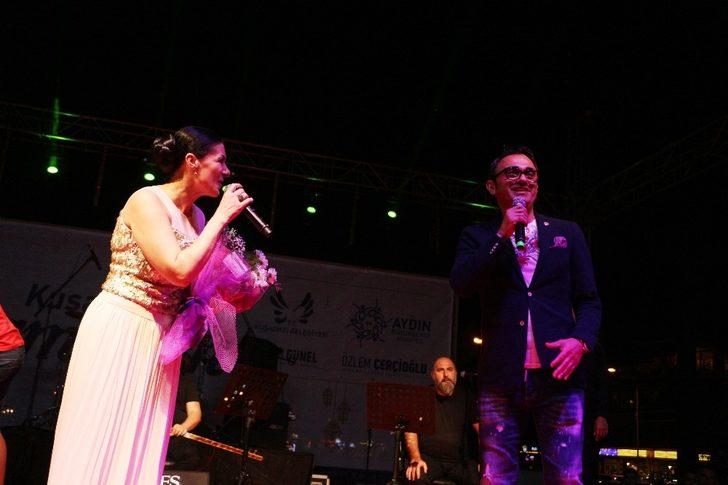 Gülay, Kuşadalı hayranlarıyla buluştu G3