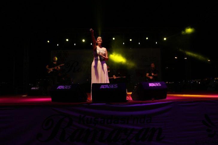 Gülay, Kuşadalı hayranlarıyla buluştu G4