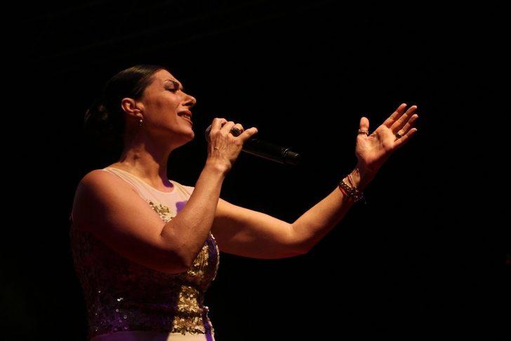 Gülay, Kuşadalı hayranlarıyla buluştu G5