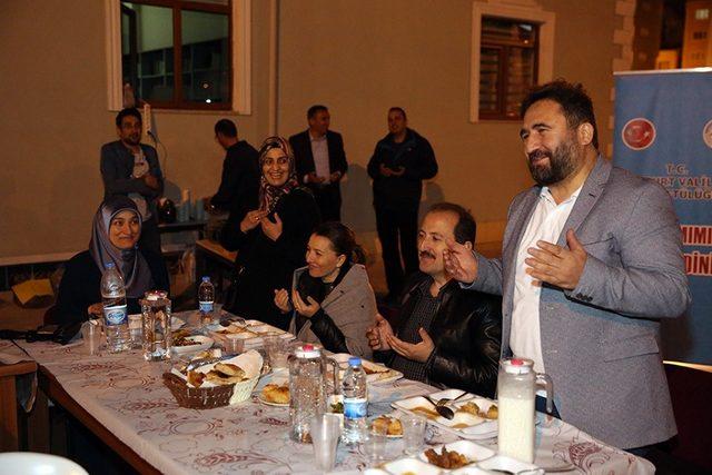 Vali Pehlivan, öğrencilerle sokak iftarına katıldı