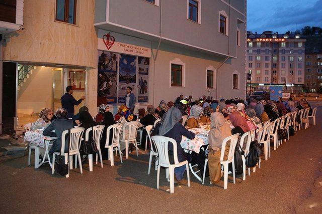 Vali Pehlivan, öğrencilerle sokak iftarına katıldı