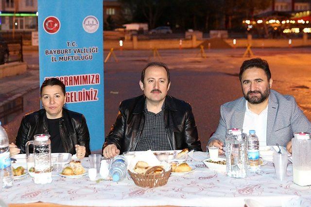 Vali Pehlivan, öğrencilerle sokak iftarına katıldı