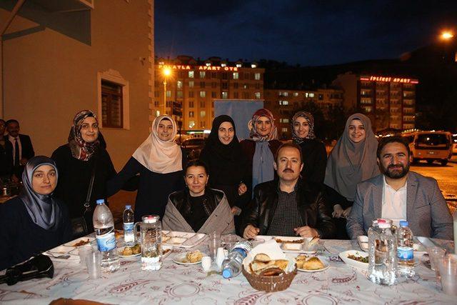 Vali Pehlivan, öğrencilerle sokak iftarına katıldı