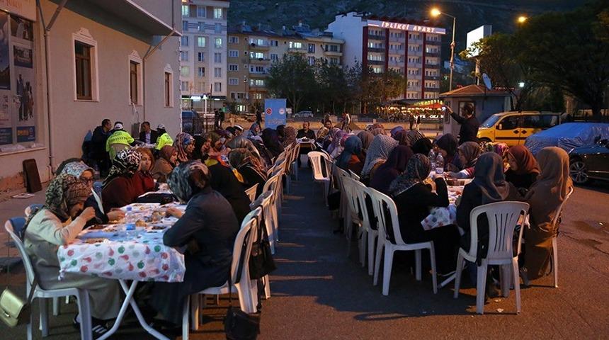 Vali Pehlivan, &ouml;ğrencilerle sokak iftarına katıldı