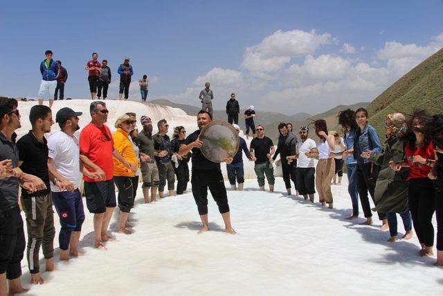 Travertenlerde halay eşliğinde bol bol fotoğraf çektiler