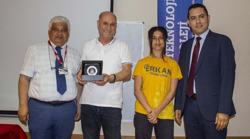 Öğrenciler sanayicilerden iş tecrübelerini öğreniyor