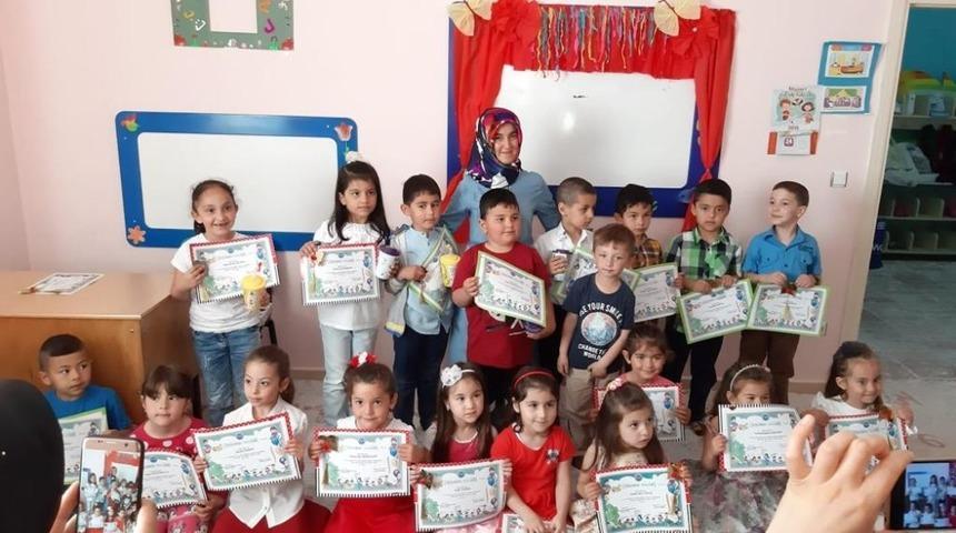 Kur’an talebeleri belgelerini aldı