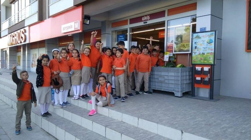 Beyşehir&rsquo;de &ouml;ğrenciler biriktirdikleri har&ccedil;lıklarla ihtiya&ccedil; sahiplerine yardım eli uzattı