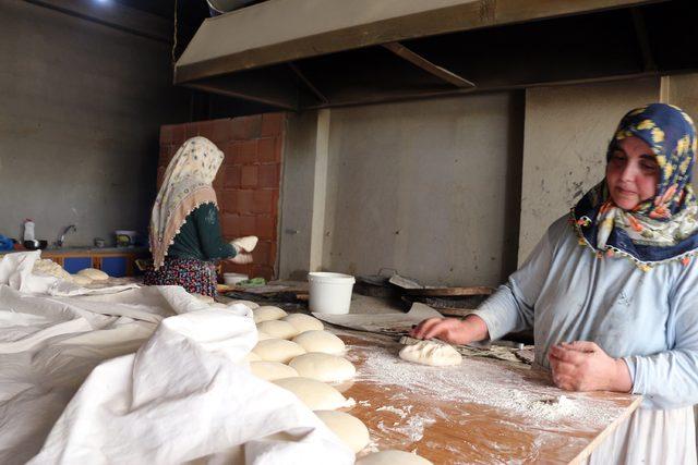 Borç parayla kurduğu tandırda 500 ekmek üretiyor