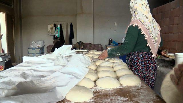 Borç parayla kurduğu tandırda 500 ekmek üretiyor