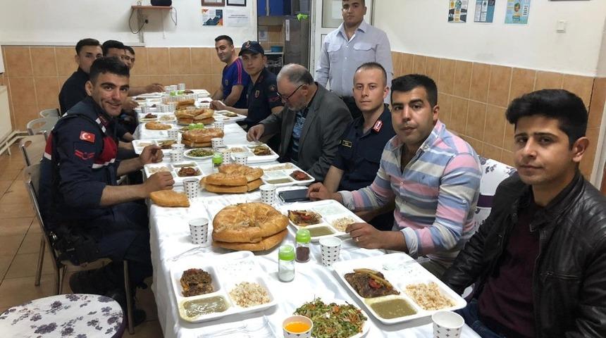 &Ccedil;eltik Jandarma Komutanlığından şehit ailelerine iftar