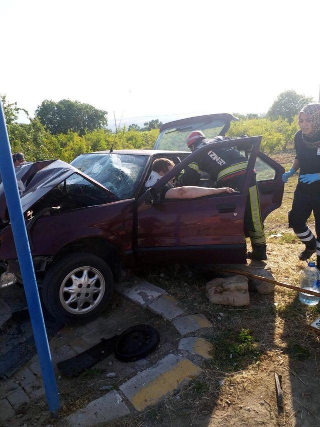 Otomobil elektrik direğine çarptı: 5 yaralı