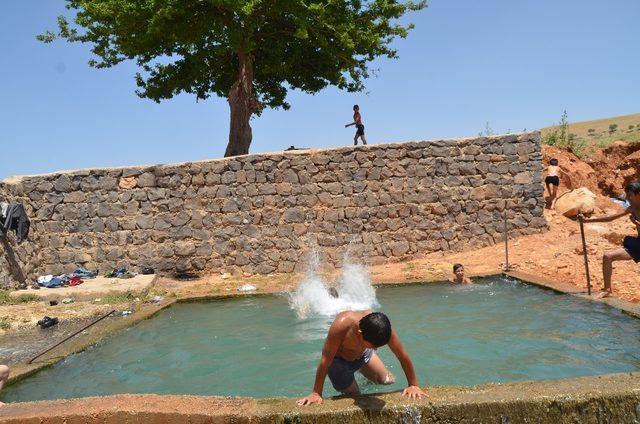 Sıcaklardan bunalan çocuklar sulama kanalları ve havuzlara akın etti