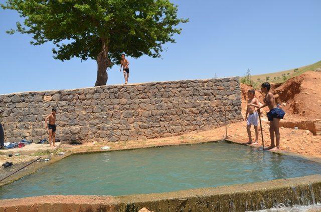 Sıcaklardan bunalan çocuklar sulama kanalları ve havuzlara akın etti