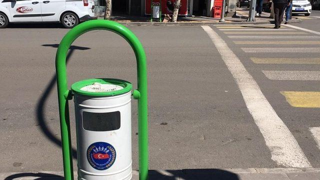 Kaldırımlara çöp kutuları yerleştirildi