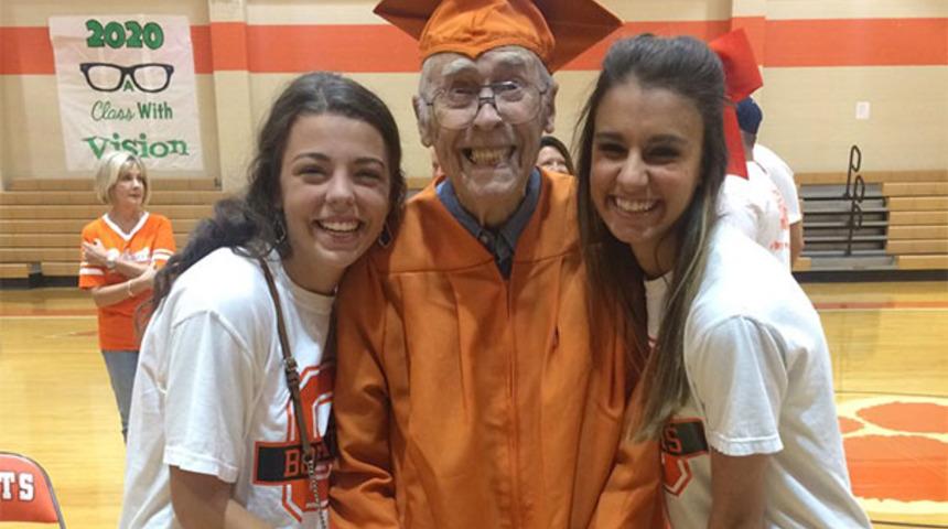 Öğrenmenin yaşı yoktur! 98 yaşında liseden mezun oldu