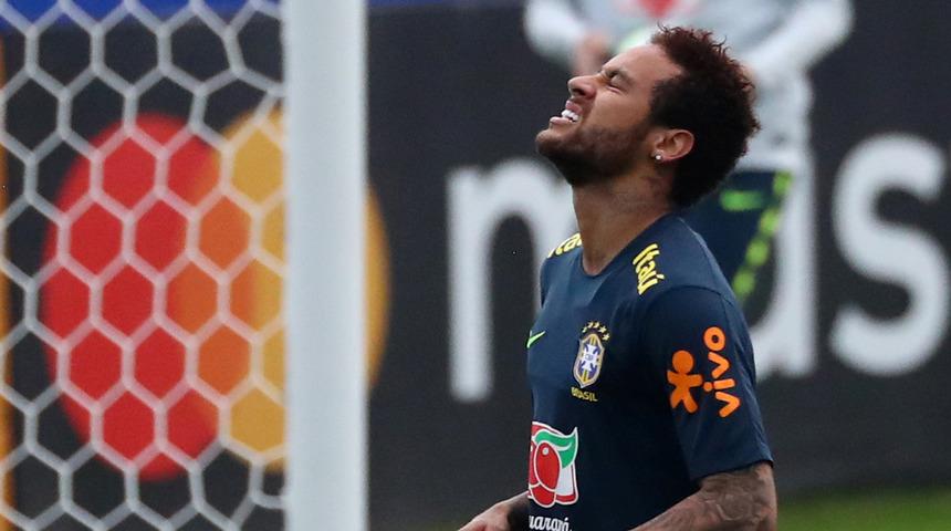 Brezilya Futbol Federasyonu Neymar'ın kaptanlığını elinden aldı
