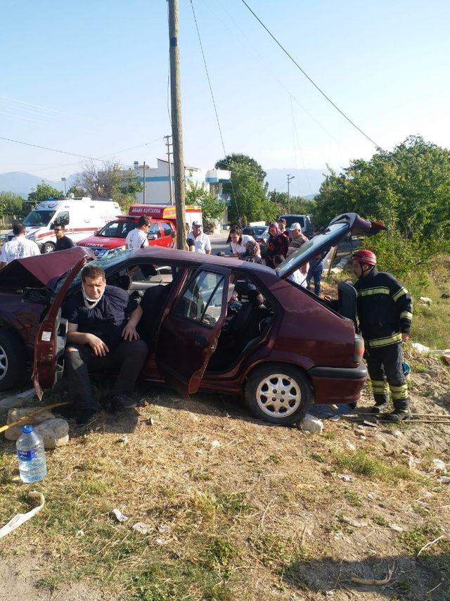 Otomobil direğe çarptı: 3’ü çocuk 5 yaralı