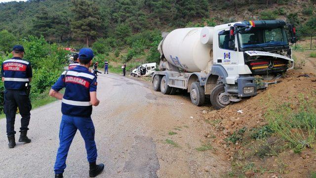 Beton mikseriyle çarpışan aracın sürücüsü öldü