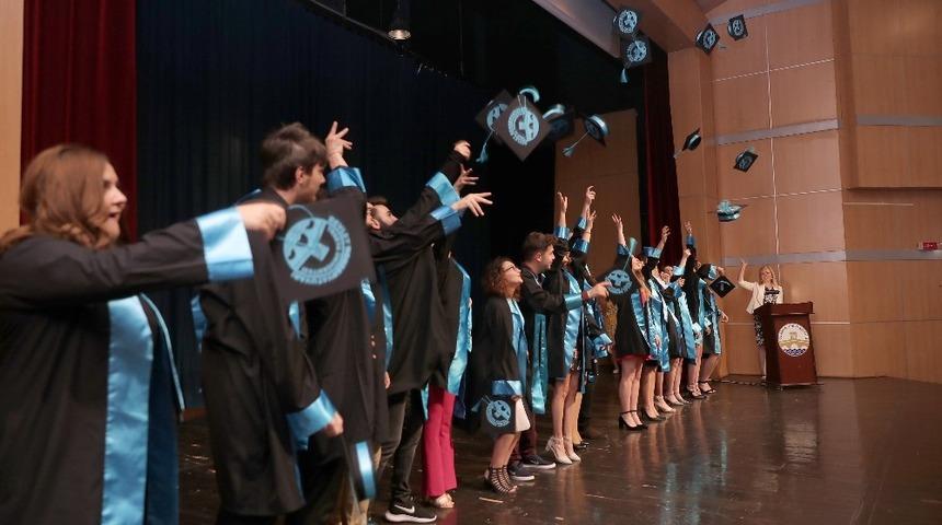 Trakya &Uuml;niversitesi Devlet Konservatuvarının gen&ccedil; sanat&ccedil;ılarının mezuniyet heyecanı