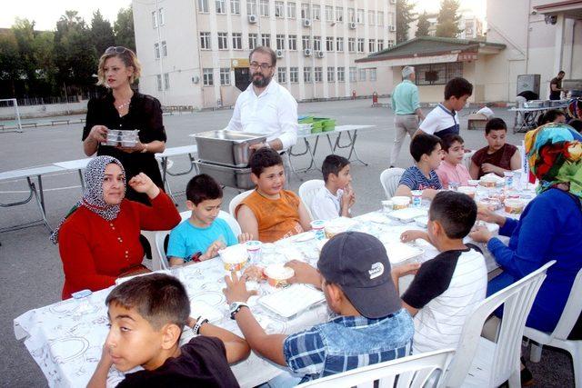 Mersin GİAD üyeleri kimsesiz çocuklarla iftar yaptı