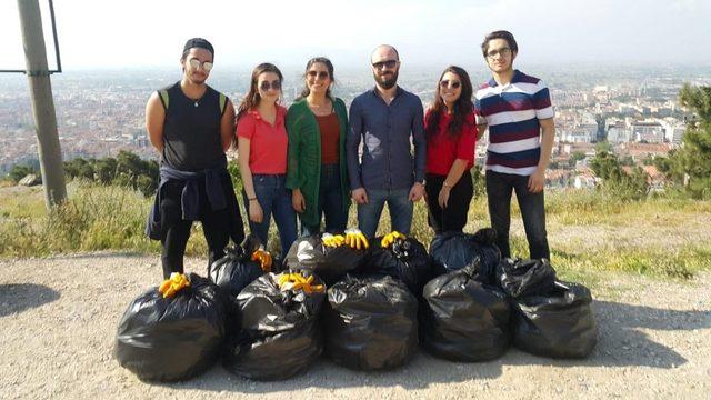 Üniversite öğrencileri Spil Dağı yolunda çöp topladı