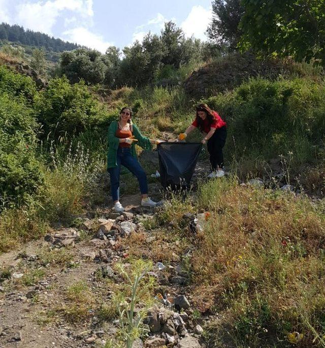 Üniversite öğrencileri Spil Dağı yolunda çöp topladı