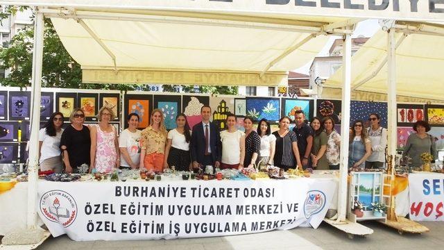 Burhaniye’de özel öğrencilerin yıl sonu sergisi ilgi gördü