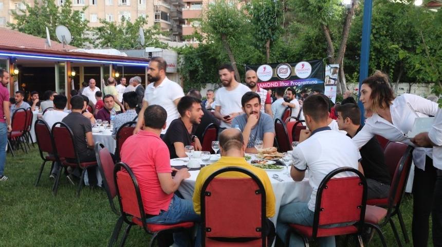 Diyarbakırlı berberler iftar sofrasında buluştu