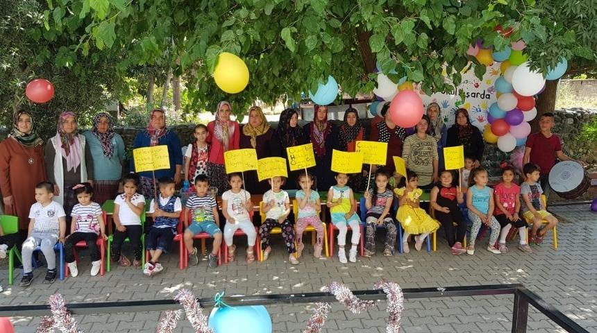 Minikler anneleriyle oynayıp eğlendi